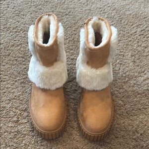 NWOT Shoe Dazzle Tan and White Ankle Booties with Plush Lining